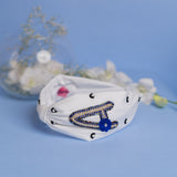 Betty Cooper Iniziale Embroidered Headband in White with Evil Eye