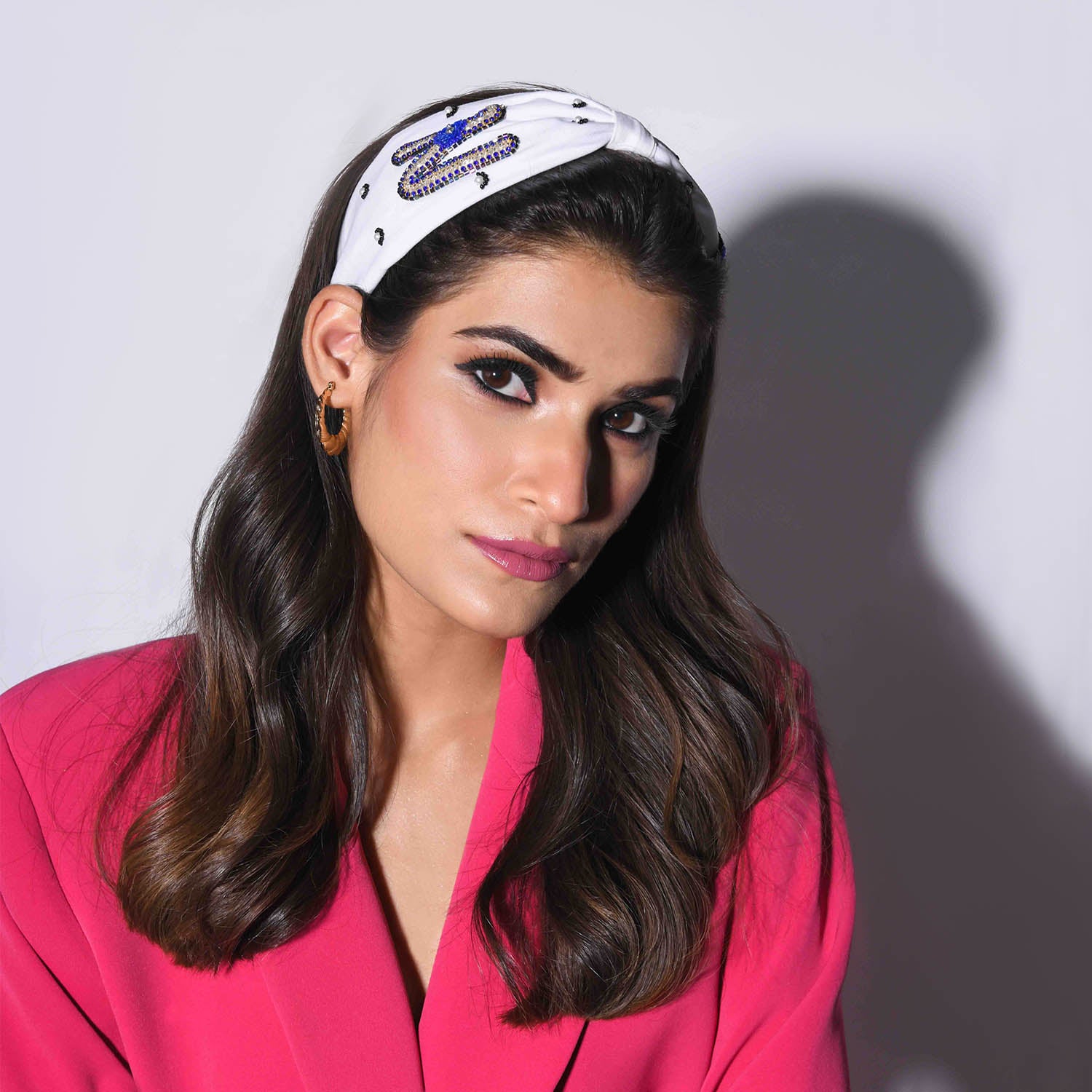 Betty Cooper Iniziale Embroidered Headband in White with Evil Eye